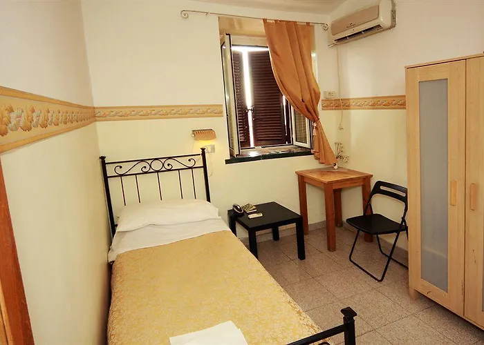 Lucia Hotel *
